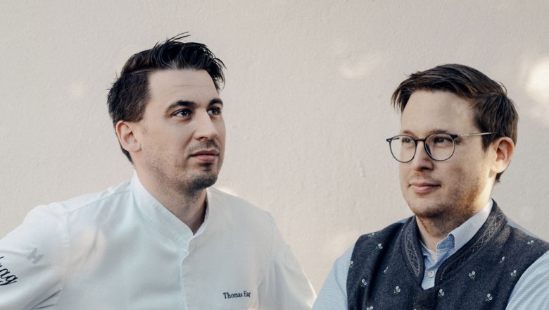 Markus und Thomas Haag, © Niederösterreich Werbung/Julius Hirtzberger Zwei Männer stehen nebeneinander, einer trägt eine Kochjacke, der andere eine Trachtenweste.
