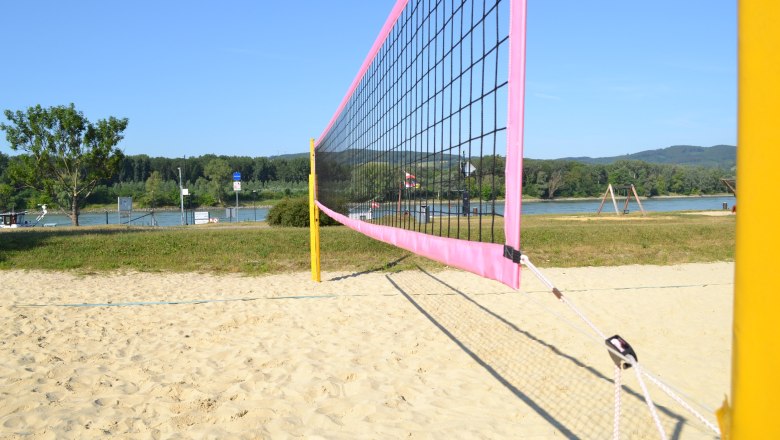Beachvolleyplatz, © Stadtgemeinde Korneuburg Beachvolleyballplatz mit Netz, Sand und Fluss im Hintergrund.
