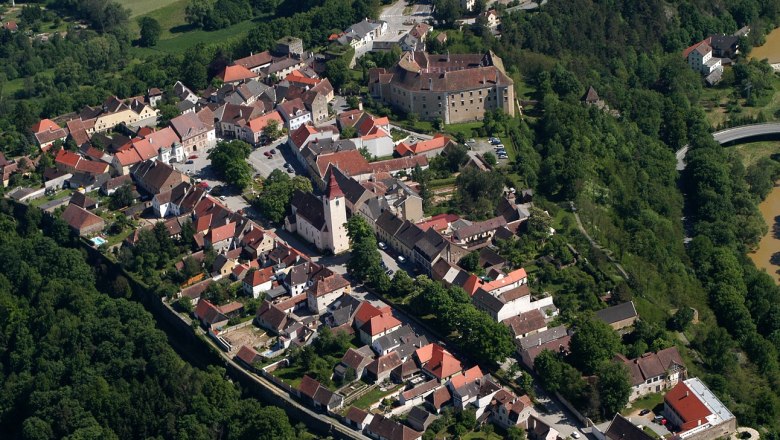 Stadt Drosendorf, © Stadtgemeinde Drosendorf-Zissersdorf Luftaufnahme der Stadt Drosendorf mit historischen Gebäuden und grüner Umgebung.