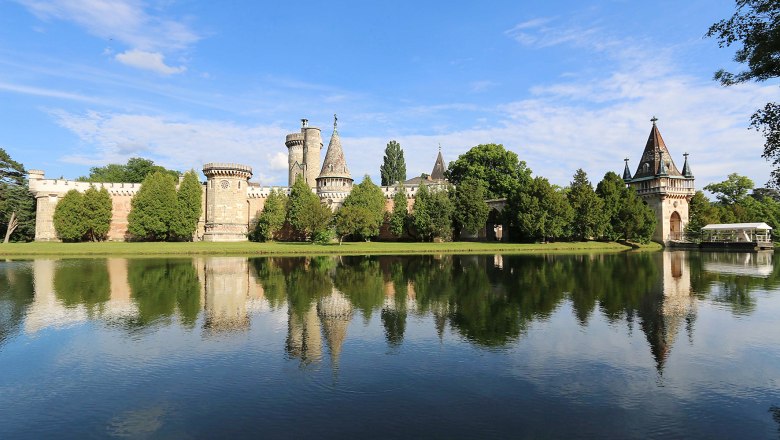 Schlosspark Laxenburg, © DI Wolfgang Mastny Schlosspark Laxenburg mit Wassergraben und Schloss im Hintergrund.