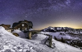 Ottohaus unter dem Sternenhimmel, © Wiener Alpen - Kremsl Berghütte im Schnee unter einem klaren Sternenhimmel.