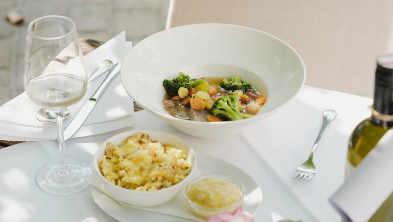 Gekochtes Bio-Jungrind vom hauseigenen Hof, © Niederösterreich Werbung/Michael Reidinger Elegantes Gericht mit Fleisch, Gemüse, Kartoffeln und Weißwein.