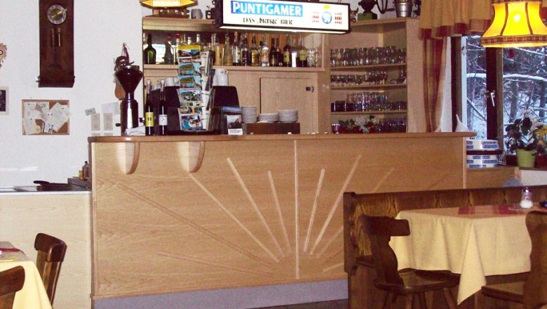 Gasthaus Luf Hohe Wand, © Gasthaus Luf Innenansicht eines Gasthauses mit Theke und Tischen.