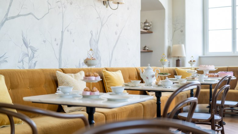 Café Arkadenhof, Schloss Hof, © Zsolt MARTON Café Arkadenhof, Schloss Hof, gelbe Sitzbänke, Tische und Stühle