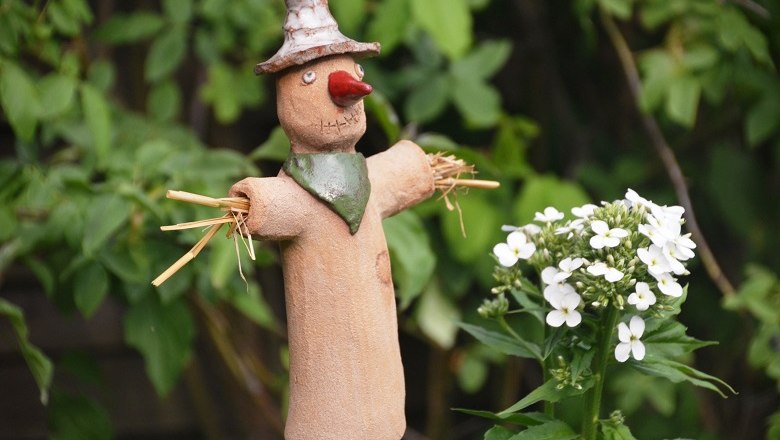 499db7b8-078a-49ab-9273-33b07912876f_klein, © Familie Mahr Eine kleine Vogelscheuche neben weißen Blumen im Garten.