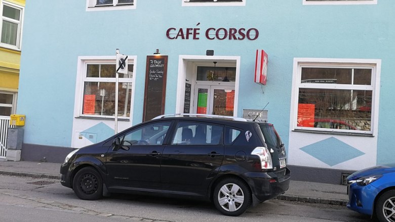 Cafe Corso, © Roman Zöchlinger Außenansicht des Café Corso mit geparktem Auto davor.