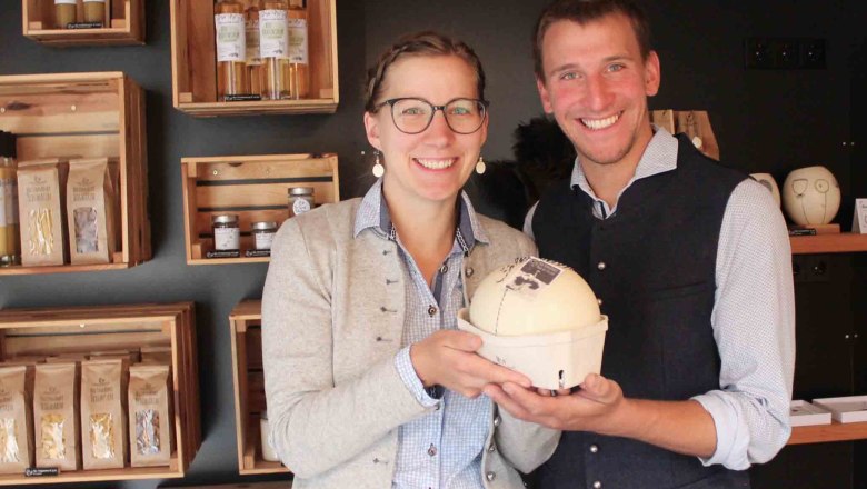 Bernadette und Johannes im Bio Hofladen am Obermaierho, © Obermaierhof Bernadette und Johannes im Bio Hofladen am Obermaierho, © Obermaierhof