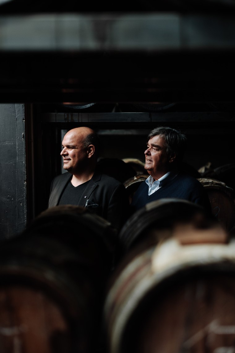 Mario und Herwig Pecoraro, © Niederösterreich Werbung/Mara Hohla Porträtfoto Marion und Herwig Pecoraro bei der Fässerbatterie in ihrer Acetaia