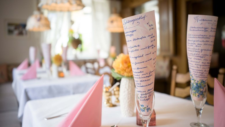 Gastraum Schlossgasthof Artstetten, © Robert Herbst Gedeckter Tisch im Gastraum vom Schlossgasthof Artstetten