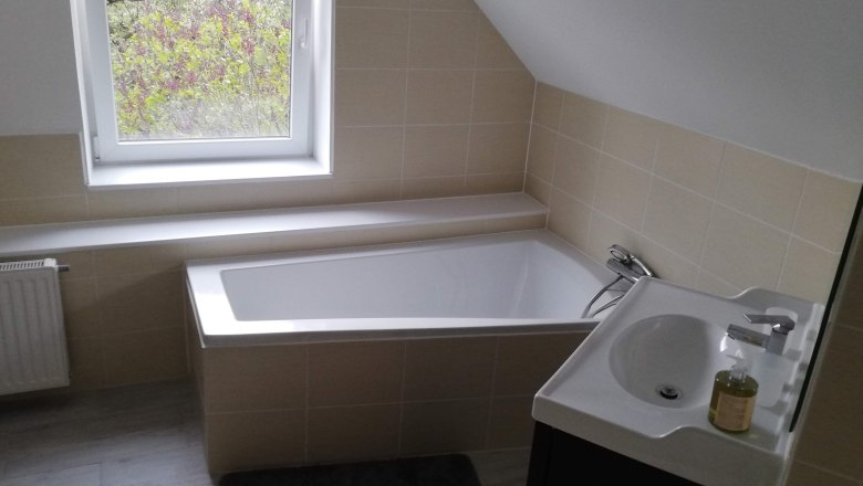 Badezimmer, © Günter Lammer Modernes Badezimmer mit Badewanne, Waschbecken und Fenster.