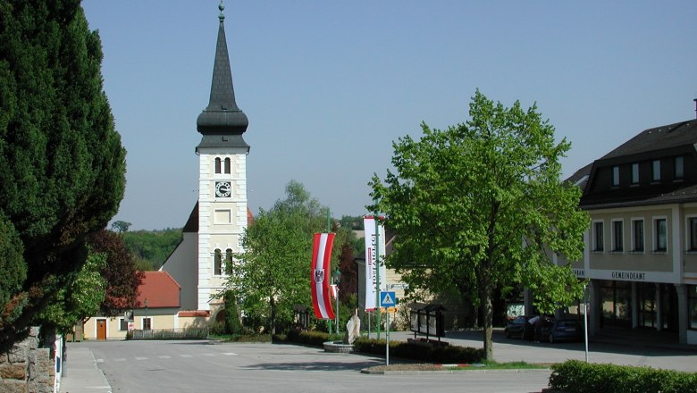 Marktplatz Ferschnitz, © Marktgemeinde Ferschnitz Marktplatz in Ferschnitz mit Kirche und Gemeindebüro.