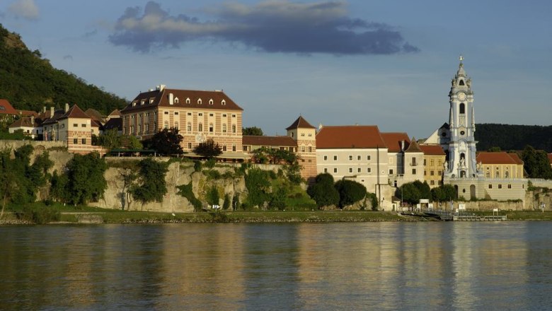 Aussenansicht Dürnstein und Schloss, © Hotel Schloss Dürnstein GmbH Außenansicht von Dürnstein mit Schloss und Kirche am Flussufer.