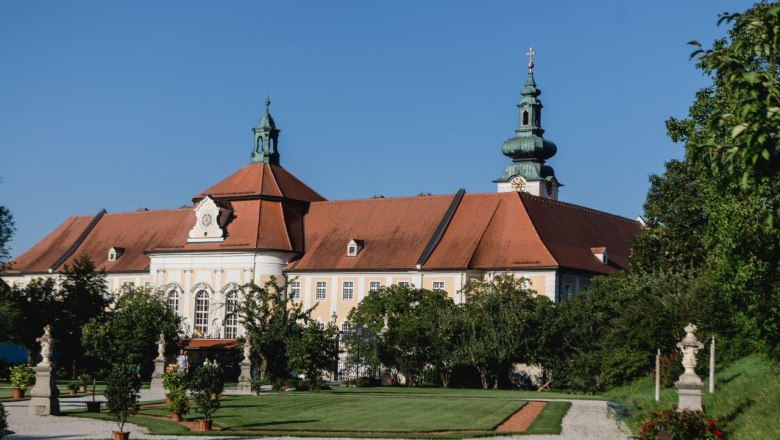 Historischer Hofgarten Stift Seitenstetten, © schwarz-koenig.at Historischer Hofgarten des Stifts Seitenstetten mit gepflegtem Rasen und barocker Architektur im Hintergrund.