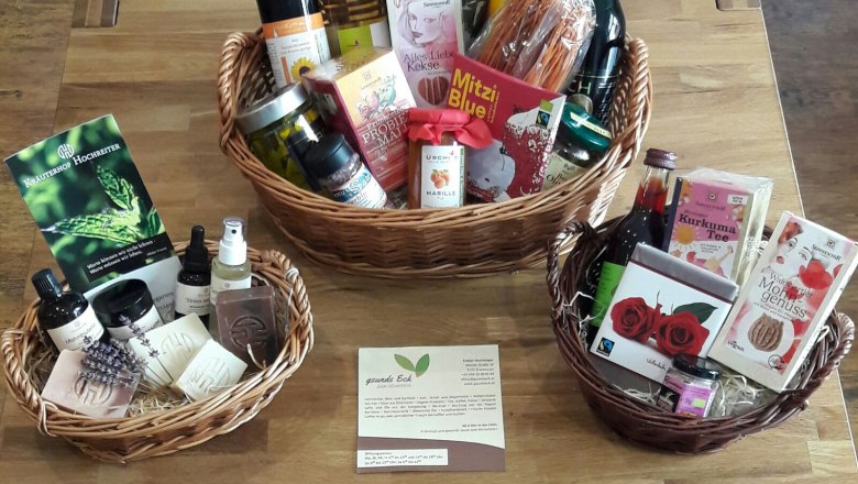 Gsunds Eck in Traismauer, © Evelyn Hochsteger Drei gefüllte Geschenkkörbe auf einem Holztisch.