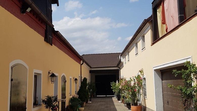 Hofeingang Richtung Tor, © Biohof Resch Hofeingang Richtung Tor, © Biohof Resch