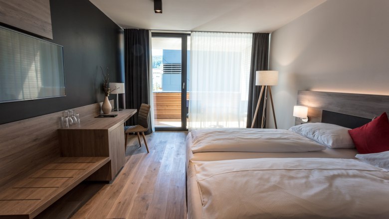 Modernes Hotelzimmer mit zwei Betten, © KASTNER NEW MEDIA - kastner.tv Modernes Hotelzimmer mit zwei Betten, Schreibtisch und Balkon.