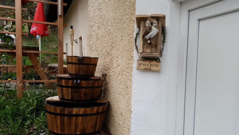 Eingangsbereich Urlaubsnest, © Dietmar Schermann Eingangsbereich mit Dekoration und Holzfässern