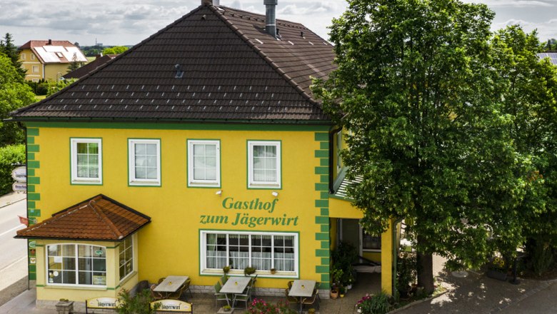 Gasthof in Gemeinlebarn, © Niederösterreich Werbung/David Schreiber Gelber Gasthof mit grünen Akzenten, "Gasthof zum Jägerwirt".