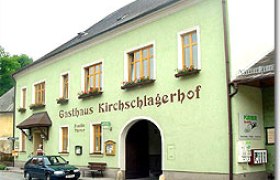 Gasthaus Pürrer, © Quelle: Franz Pürrer Ein traditionelles Gasthaus mit grüner Fassade und der Aufschrift 'Gasthaus Kirschlagerhof'.