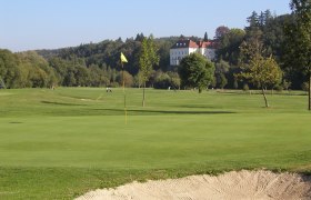 Golfplatz Schloss Ernegg, © Golfclub Schloss Ernegg Golfplatz mit Schloss im Hintergrund.