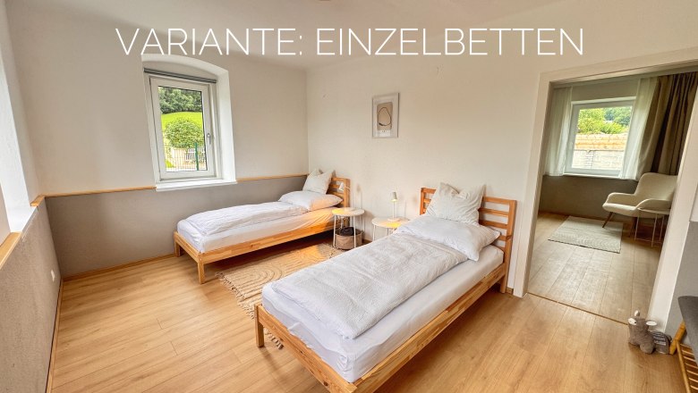 Schlafzimmer, © Christoph Menhofer Schlafzimmer mit zwei Einzelbetten, Holzboden und Fenster mit Blick nach draußen.