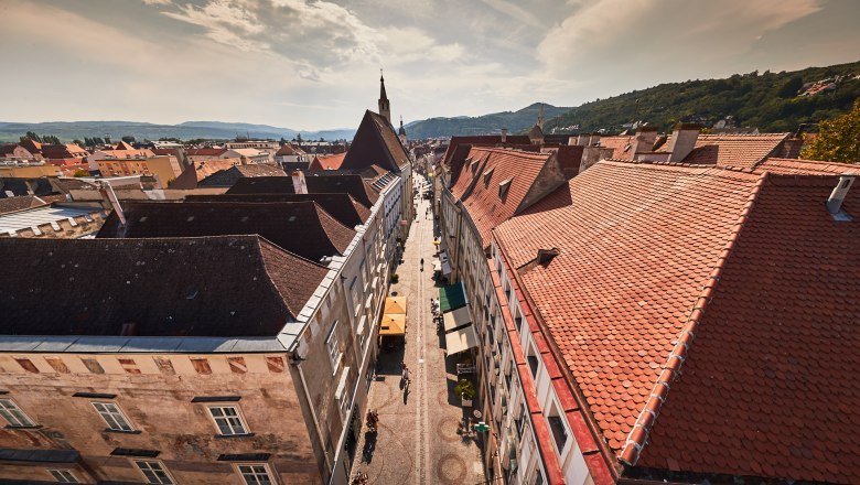 Altstadt Krems, © Andreas Hofer Luftaufnahme der Altstadt von Krems mit roten Ziegeldächern und einer zentralen Straße.