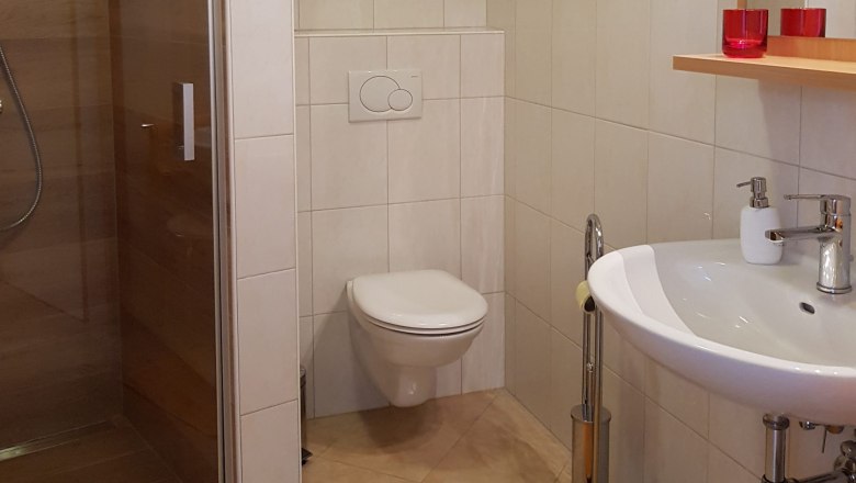 Badezimmer, © BIO-Weingut Poys Modernes Badezimmer mit Dusche, Toilette und Waschbecken.