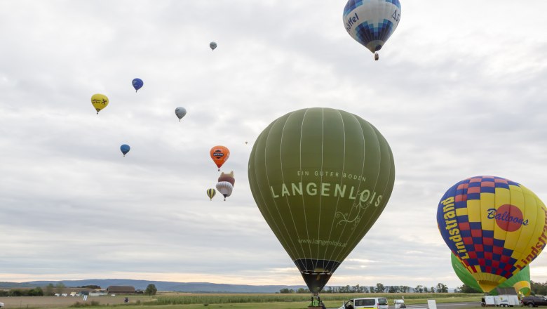 Ballontage Krems-Langenlois 2019, © Jürgen Übl Heißluftballons am Himmel bei den Ballontagen Krems-Langenlois 2019.