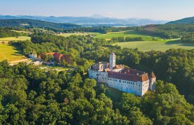 Renaissanceschloss Schallaburg, © Alexander Kaufmann Luftaufnahme der Schallaburg inmitten grüner Landschaft.