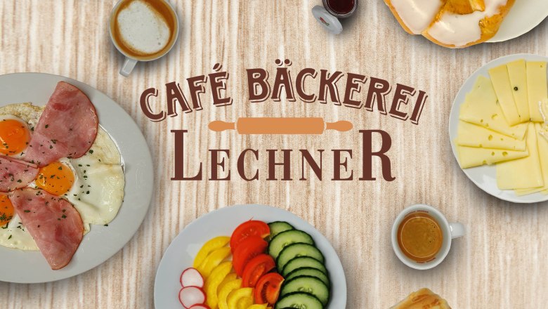 Angebotsübersicht im Cafe Lechner, © Bäckerei Lechner Verschiedene Frühstücksgerichte und Getränke auf einem Holztisch im Café Bäckerei Lechner.