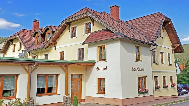 Familienbetrieb seit mehreren Generationen, © Wiener Alpen Ein traditioneller Gasthof mit mehreren Stockwerken und roten Dachziegeln.