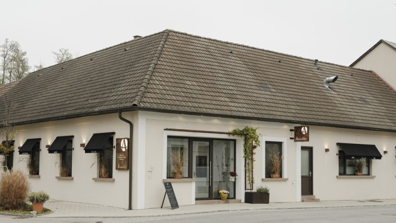 Wirtshaus in Gallbrunn, © Niederösterreich Werbung/Michael Reidinger Modernes Restaurantgebäude mit Schildern und Pflanzen dekoriert.