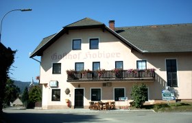 Gasthof Haralter, © Gasthof Haralter Ein traditioneller Gasthof mit Balkon und Blumenschmuck, beschriftet mit 'Gasthof Hobiger'.