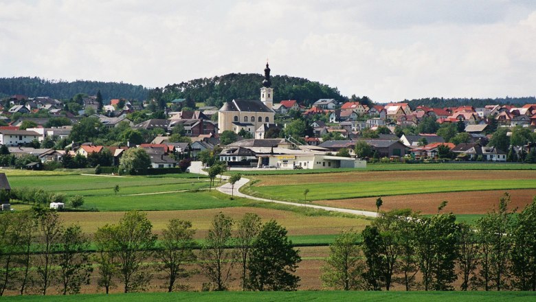 Marktgemeinde Karlstetten, © zVg Karlstetten Panorama der Marktgemeinde Karlstetten mit Kirche und umliegenden Feldern.