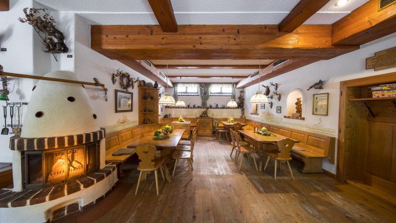 Gemütlich, rustikale Stube, © Niederösterreich Werbung/Kurt Pinter Gemütliche Gaststube mit Kamin, Holzmöbeln und rustikaler Dekoration.