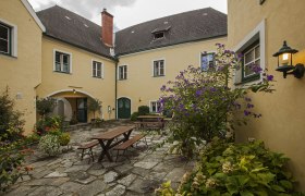 Innenhof Weinbaubetrieb Huber, © Monika Loeff Innenhof Weinbaubetrieb Huber, © Monika Loeff