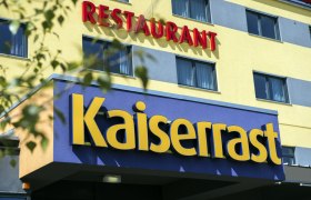 aussenaufnahme-eingang_dsc4100, © Kaiserrast Eingang eines Gebäudes mit den Schildern 'Kaiserrast' und 'Restaurant'.