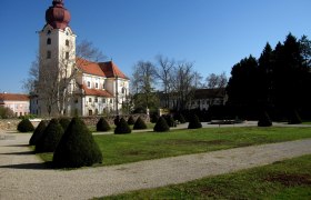 Barockgarten und Kirche, © Marktgemeinde Ravelsbach Barockgarten in Ravelsbach mit Kirche im Hintergrund.