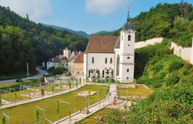 Kartause Aggsbach, © Christine Nussbaumer Historische Kartause Aggsbach in einer grünen, hügeligen Landschaft.