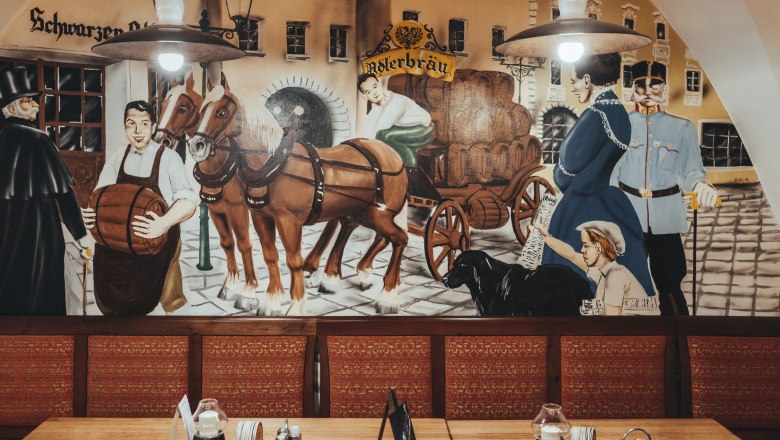 Seit 2004 wird hier eigenes Bier gebraut, © Niederösterreich Werbung/David Schreiber Wandgemälde in einem Gasthaus mit historischen Szenen von Bierlieferung mit Pferdekutsche.