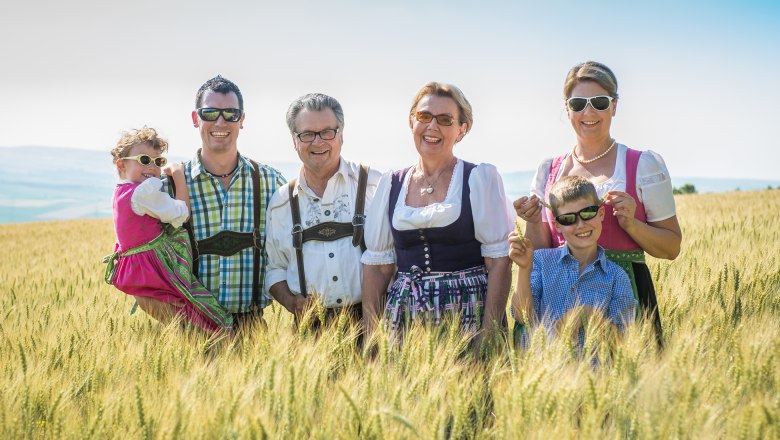 Familie HOPFELD, © Johannes Ehn Familie Hopfeld in Tracht auf einem Feld.
