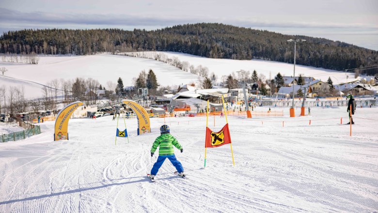 Familienskiland der Wexl Arena St. Corona am Wechsel, © Wexl Arena St. Corona am Wechsel Kind fährt Ski im Familienskiland der Wexl Arena, St. Corona am Wechsel.
