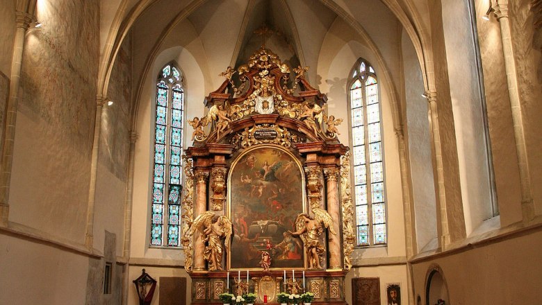 Kirche innen, © Gemeinde Kapelln Innenansicht einer Kirche mit Altar und Buntglasfenstern.