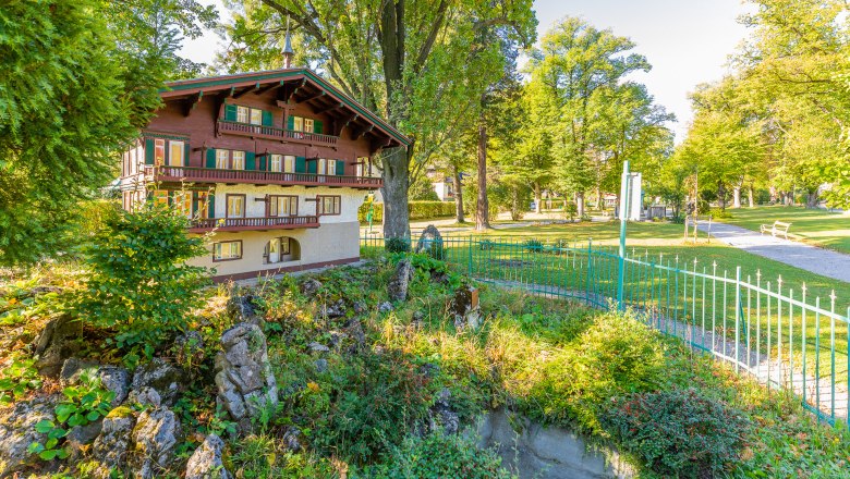 Semmeringhäuschen Payerbach, © wieneralpen_kremsl Miniaturhaus in einem Park mit Bäumen und einem Weg.