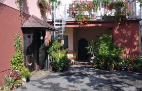 Frühstückspension Fam. Loidhold, © Familie Loidhold Eingang einer Frühstückspension mit vielen Pflanzen und Blumen.