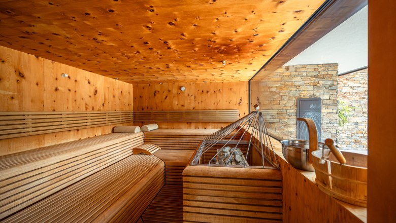 Boutiquehotel WeinSpitz, © Niederösterreich Werbung / Maximilian Pawlikowsky Innenansicht einer modernen Sauna mit Holzbänken und einem großen Fenster.