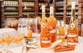 Marillenprodukte, © Steve Haider Verschiedene Marillenprodukte auf einem Tisch im Hofladen