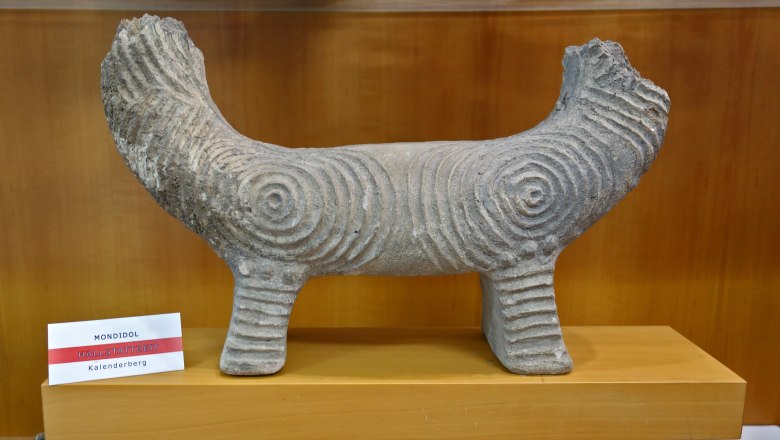 Kalenderberg_Verzierter Feuerbock (sogennantes Mondidol) im Museum Mödling, © Jakob Maurer Kalenderberg_Verzierter Feuerbock (sogennantes Mondidol) im Museum Mödling, © Jakob Maurer