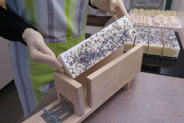 Seife schneiden, © Birgit Schrammel Seife schneiden, © Birgit Schrammel