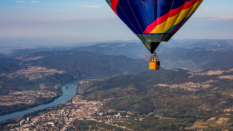 Ballontage Krems-Langenlois 2018 - Ballonfahrt über die Wachau, © Jürgen Übl Heißluftballon über der Wachau mit Blick auf die Donau und umliegende Landschaft.